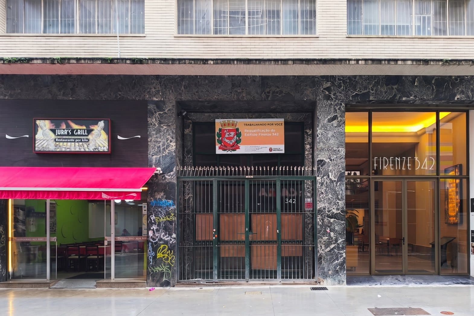 Térreo do edifício da Rua Sete de Abril, 342, em outubro de 2026, com a placa de requalificação da Prefeitura, antes do retrofit